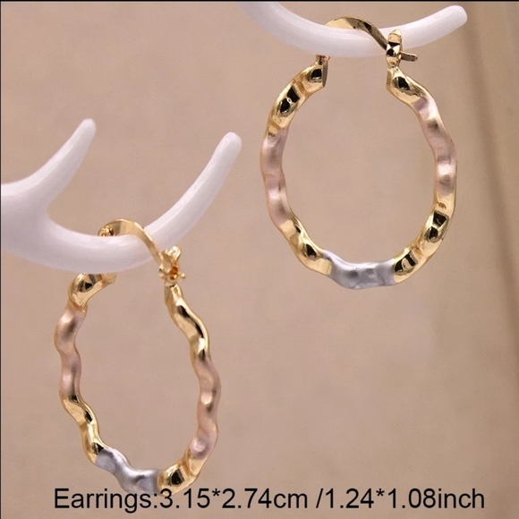 Tri tone hoop earrings. Gorgeous. Rose Gold, Gold & Silver wavy hoops - Picture 2 of 6